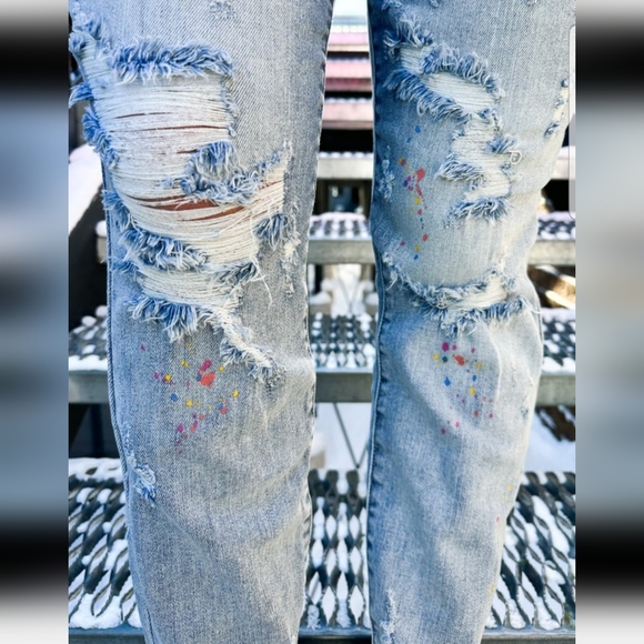 🥰 Sale Judy Blue Paint splatte jeans w/ shark bite raw hem lots of distressing - Picture 4 of 4